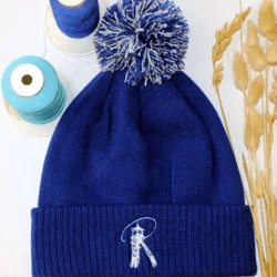 Bonnet-pompon-personnalisé-avec-logo-brodé