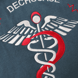 Broderie-caducée-medicale-sur-tunique-soignant