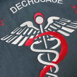 Logo brodé sur sweat personnalisable