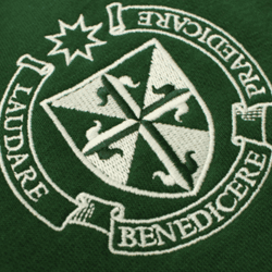 Logo-école-brodé-sur-uniforme-scolaire