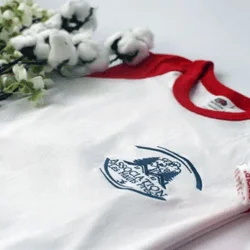 Tee-shirt-personnalisé-avec-logo-brodé
