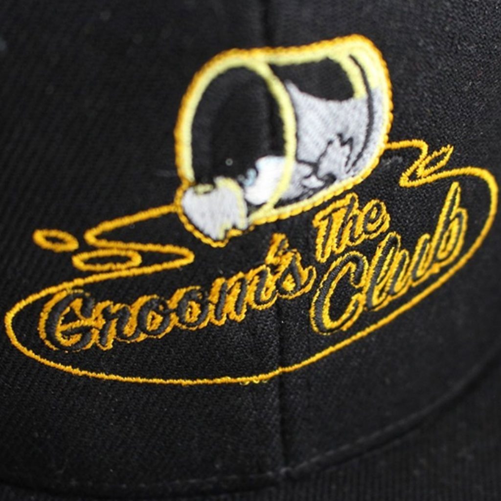 broderie logo sur casquette noire