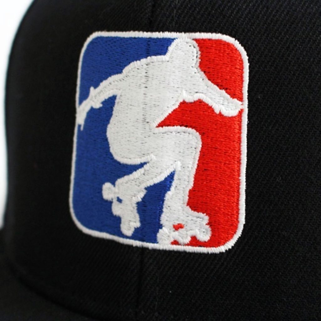 Broderie logo sur casquette noire