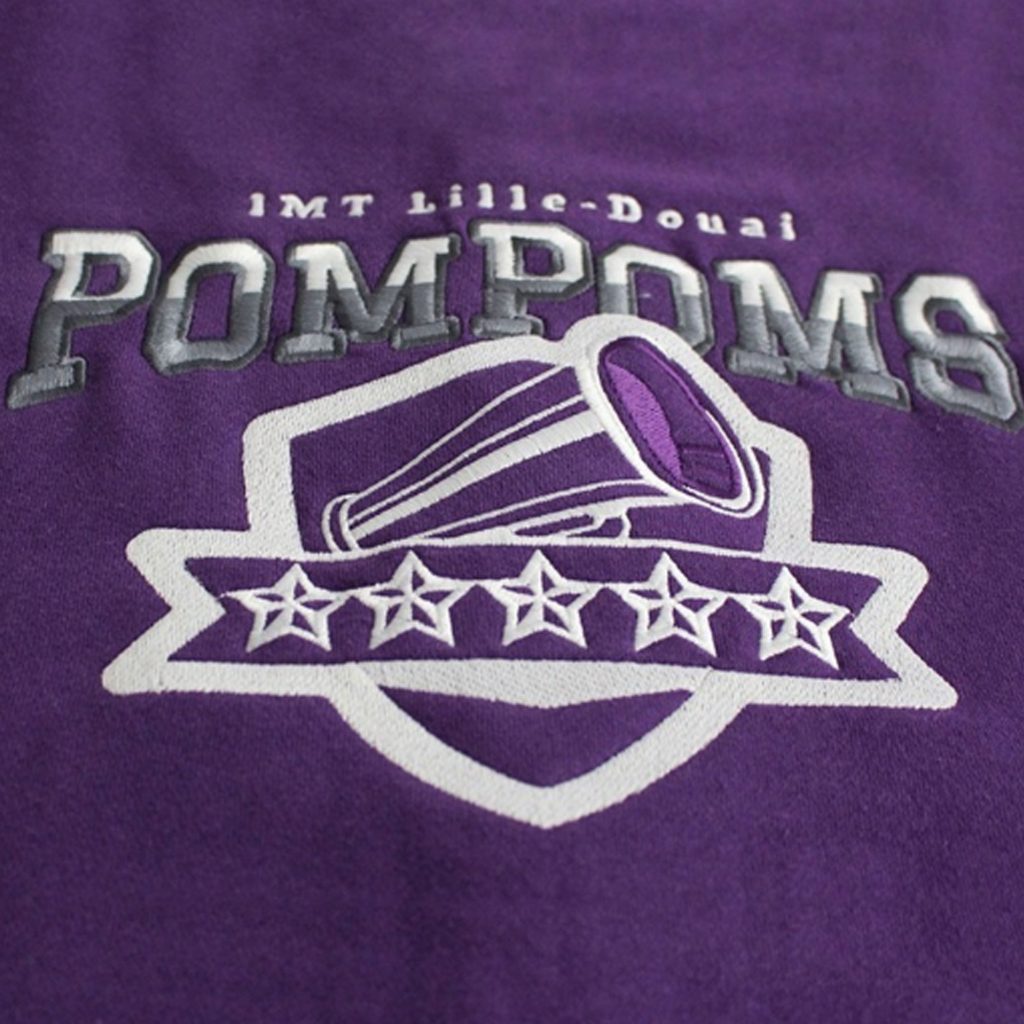 Logo grand format brodé sur teddy violet