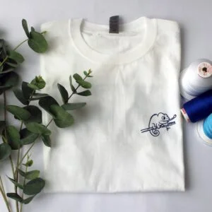 T-shirt Avignon personnalisé sur le coeur avec un caméléon